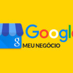Imagem ilustrativa mostrando um smartphone com o Google Maps aberto, destacando um marcador de localização e ícones de navegação, simbolizando o cadastro de empresas na plataforma.