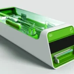 Computador biológico CL1 da Cortical Labs com design verde e branco, equipado com neurônios humanos